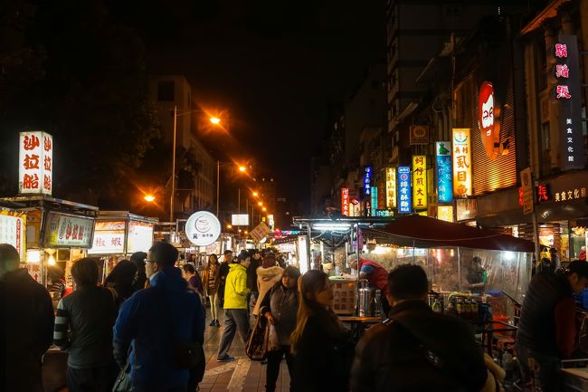 人多い(・ω・)<br />とにかく一回り見て帰る(*ﾟ▽ﾟ*)<br /><br />食べたりするのは次回のお楽しみね(´ω`)！