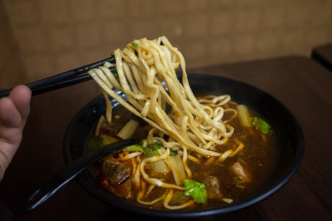 麺をリフトする(・ω・)<br />至極の時間☆<br /><br />程よい辛さと牛肉の旨味が詰まったス-プ<br />麺との相性もよく非常にgood(´ω`)！<br /><br />