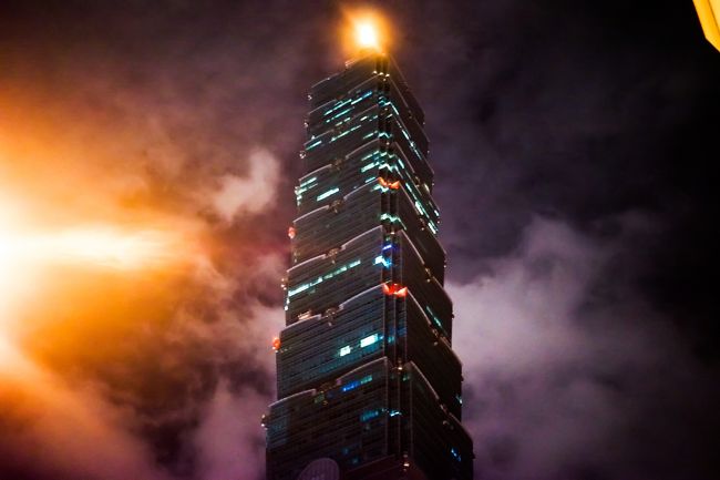 元気がでたのか帰りがけに台北101の深夜verが見たいという事でMRTに乗り下車w<br /><br />おおおおおお！怪しいあやしすぎだぜ！<br />何ともいえない感じがいいじゃないっすか(*ﾟ▽ﾟ*)<br /><br />まさにそびえ立っていますね(´Д` )<br />勿論深夜12時なので人はいませんでしたよw<br /><br />MRTも終わりなのでそろそろ帰りましょうW<br />へいっ！taxi(ﾟ∀ﾟ)