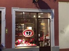 ”Knoesel"(クネーゼル）

Studentenkuss（シュトゥデンテンクス：学生のキス）が有名ですね
留学中何度かお土産でお世話になりましたが、
結構閉まっている時が多いです

細い路地にありますが、ピンクの建物なのですぐ見つかります
