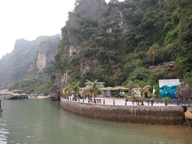  ティエンクン鍾乳洞に到着したので、一度船を降ります。