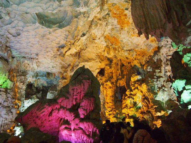 中はこんな感じ。<br /><br />ライトアップされています。