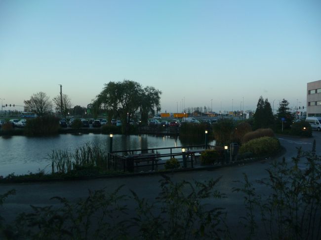 【６日目】　１１月８日（土）<br /><br />■　アムステルダム市内観光。<br /><br />ホテル１Ｆからの景色。