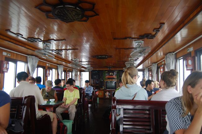 船内にはいるとすぐに昼食の用意。<br /><br />春巻き、豆腐煮、魚のから揚げ等、<br /><br />値段相応の微妙なものであった。