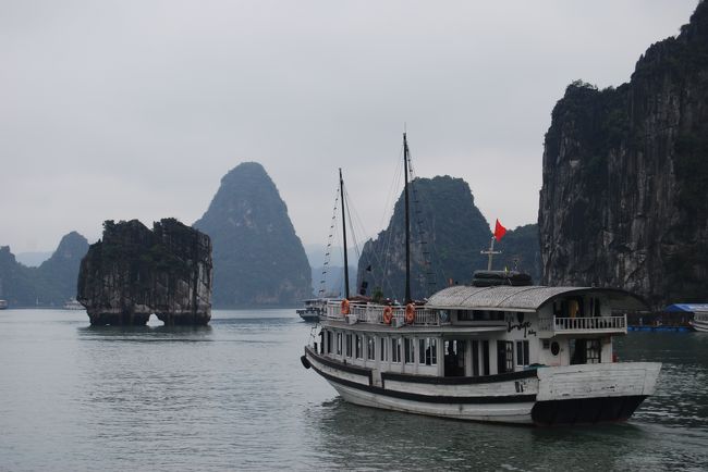 海の桂林ともよばれる世界遺産の湾。<br /><br />先日、桂林の河下りをしたばかりの身は、飽くこともなくシャッターを切り続けた。