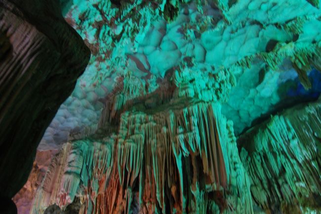 ただ、鍾乳洞ないの照明が趣味のよくない、緑やら青やら赤やらで、<br />かなり残念。