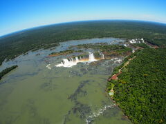 □■イグアスの滝(ブラジル側)■□

ところで、イグアスの滝は、その水量で迫力が全く異なりますので、訪問の時期は水量が多いか、少ないかの確認は怠りなく。


写真：これはヘリコプターからの眺め