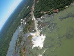 □■イグアスの滝(ブラジル側)■□

今回は、ブラジル側からです。ブラジル側とアルゼンチン側を1日で見終えるのは無理です。


写真：これはヘリコプターからの眺め...