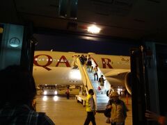 と、そわそわしてる間にカタールのハマド国際空港到着。

降りた瞬間「あっつ！！！」
夜なのに強烈な蒸し暑さです。
