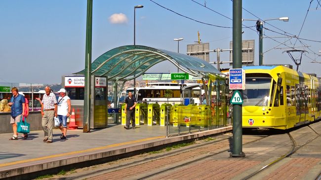 路面電車のスルタン・アフメット駅<br />から「イスタンブール・カード」を<br />使ってガラタ橋のたもとの駅「エミノニュ」<br />までは、１５分程。<br />