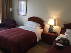 ハノイでの宿泊は、シェラトンホテル。
場所は、中心地がら離れていて、ちょっと不便。
クラブルームにしたら、クラブラウンジが利用できるので、ソフトドリンク飲み放題、夕方はお酒とおつまみも食べ放題。朝食も、メイン会場が超混雑なのをよそに、落ち着いて食べることができました。