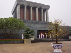 防腐処理されたホーチミンさんが安置されていますが、月曜日のため、見ることはできませんでした。