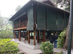ホーチミンさんの家。
大好きだった山岳民族の家を真似た高床式。