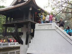 一柱寺。
ハスの花を真似て、一本の柱の上に建っています。