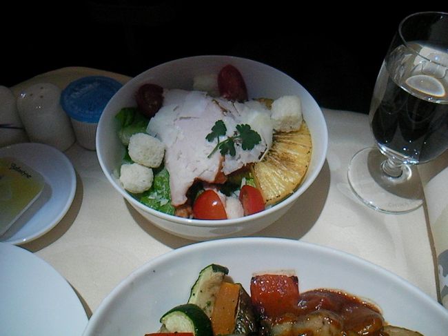 　ビジネスクラスの機内食です。普段は和食を選びますが、今回は洋食にしました。