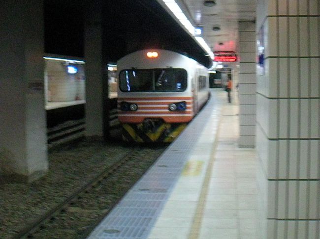 台北から自強号で基隆に行きます。