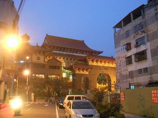 　近くにある極楽寺に行ってきました。とても立派なお寺で、地元の人がたくさんいました。