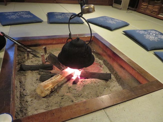 ご主人に囲炉裏を囲んでお茶をいただき、色んなお話をお聞きしました。<br />ありがとうございます。