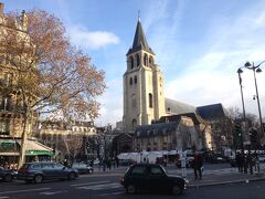 冬のパリにしては珍しく晴れて日が差してました。ホテルを出るとすぐに
サンジェルマンデプレの教会があります。