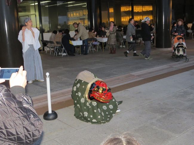 奈良新公会堂前で獅子舞が行われていました