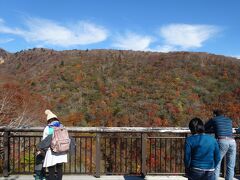那須高原ICから県道３０５号線で茶臼岳方面に向かいます。

最初の見どころは、駒止の滝
駐車場に車を止めて直ぐのところに観瀑台が整備されています。