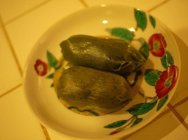 味の傾向も違います。<br /><br />１つは粒あん、もう他方はこし餡。<br /><br />好みは分かれるところかと思いますが<br /><br />夫は粒あん支持<br />私はこし餡支持でした。