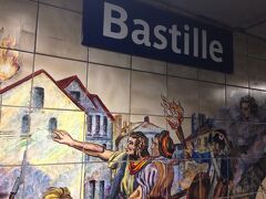 バスティーユのメトロの駅にはフランス革命を題材にした壁画があります。
パリ２日目はここまでです。