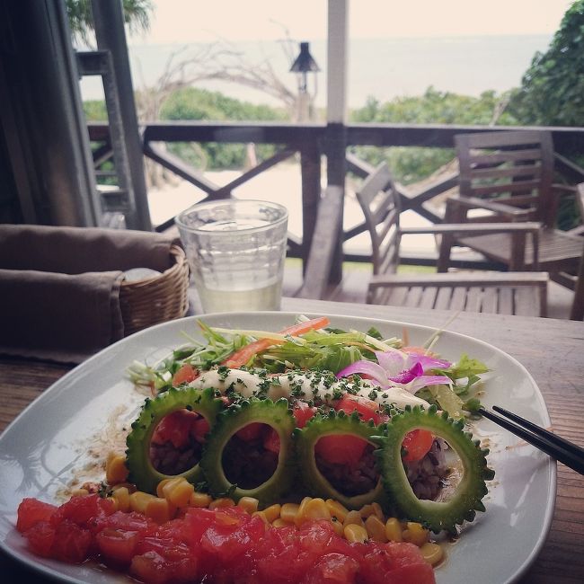 ヘルシープレートをチョイス(*´ω｀*)サラダ、サーモン、にがうり、トマト、コーンと色とりどり♪