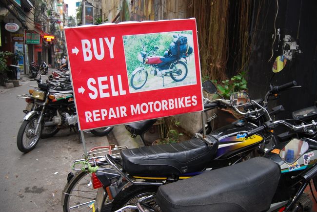 ホテルの１階に大きなテーブルがあり、散歩後やら、ツアー前やら、<br />そこに陣取り日記、メモ、小遣い帳の整理をよくしていた。<br /><br />オーナーの息子らしき１０代の少年が、決まってベトナムコーヒーを淹れてくれた。<br />小さめのカップに濃い、少し甘味のあるコーヒー。<br />飲み干すと、すぐにおかわりをくれた。<br /><br />おいしかったので、何度もチップを渡そうとするが受け取りはしなかった。<br /><br /><br />ホテルの前は、中古バイク売場、<br />オーナー息子君は、手の空いたときは、そこでバイクに跨りつつ、<br />仲間と話し込んでいる。<br /><br />試しに日本製の１２５ｃｃ位の値段をきいてみると<br />４００ドルから５００ドルくらいとのこと、<br />冗談で、国際免許なしで、ベトナム、カンボジア、タイまでバイク旅はできる？<br />ベトナム縦断で、ホーチミンまでは行ける？<br />など話し込んでいると、<br />１０代の子らが目を輝かせながら、ああだこうだと話を膨らませてくれた。<br /><br />空想もまた、楽しいひと時。