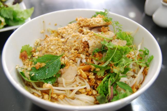 朝食はまたまたフォー。<br />ずっと路地の出店でいただいていたのだが、今回は小奇麗な食堂タイプのお店で、<br />チャーシューフォオー　３５０００ドンでいただく。<br /><br />つゆがすくなめで、醤油味の酸味もほどよく聞いたタイプ。<br />ナッツの砕かれたものがいいアクセントで美味。<br />