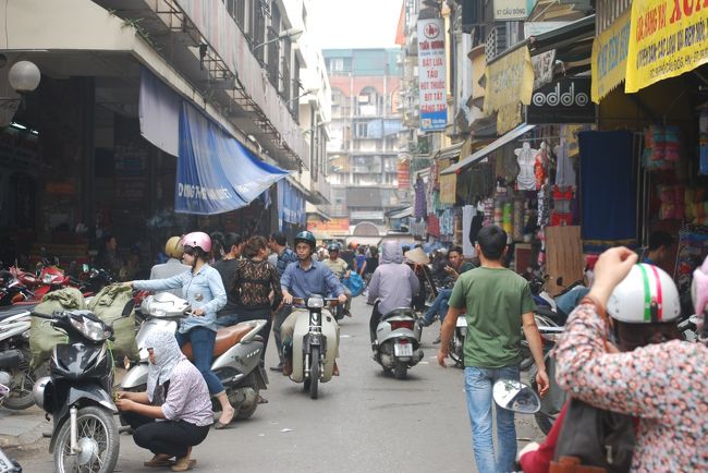 確実に言えることは、今のベトナムに対して、日本、欧米の旅行者は未来からの目をもって眺めてしまう。<br /><br />何年後になるかはわからないけれど、<br />メーターのない、ぼったくりのタクシー運転手は、消えていくだろうし、<br />こまごまとした個人商店も、大きな資本にのまれていく、<br />バス、地下鉄のインフラが整備されれば、おびただしい数のバイクの交差も、思い出の中の景色になっていくのかもしれない。<br />