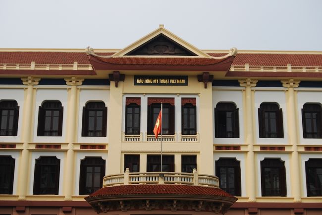 ファインアートミュージアムに立ち寄った。<br /><br />３万ドン。<br /><br />ベトナムの絵画の特徴などは、知らないけれど、<br />黒をベースに、赤黒をベースにしたかなり暗い、重い感じの絵が多かった。<br />