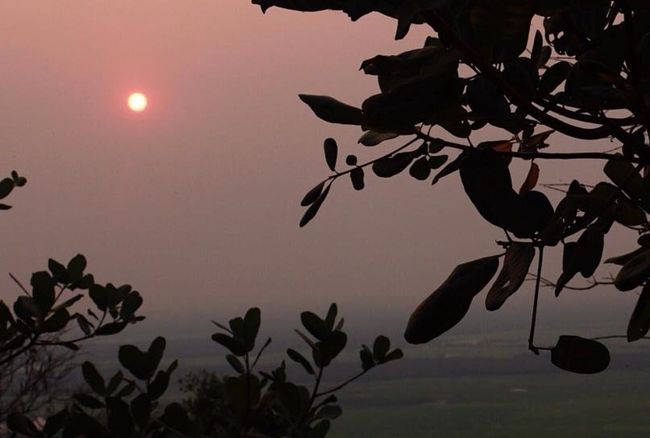 プノン・クロム山からの夕焼けを楽しんでいる。