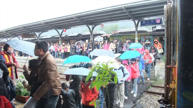 線路を渡って駅に入ります。