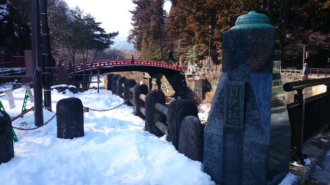 日光東照宮前あたりにきてみると、赤が目立つ日光橋が^^<br />通行するには別途かかるようです。ここから、観ているだけでも美しい。