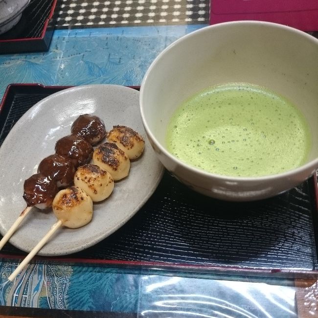 小腹が空いたとのことで、街へ散策。お団子屋さんで一息。