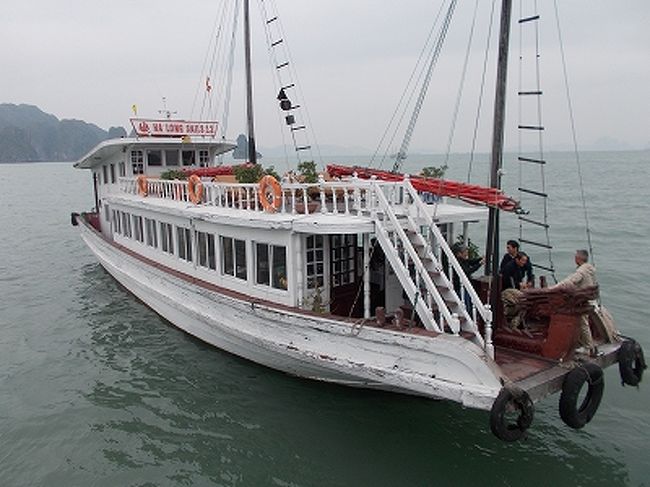 この船でハロン湾巡りをしました。