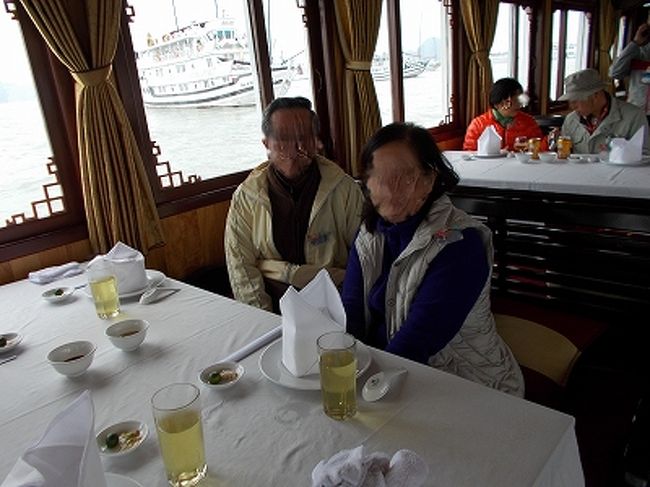 船内にて、シーフード料理の昼食を食べました。<br /><br />オプション(別料金)で生きたシャコや渡り蟹も売っていました。注文すると船内で料理してくれます。