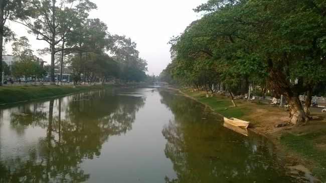 シエムリアップ川の午前中の風景です｡