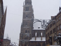 この聖ローレンツ教会は1年半前に来た時にはミサ中だったり、すでに閉まった後だったり
で中に入れなかったのですが、