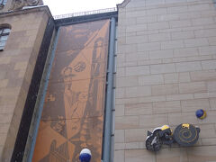 おもちゃ博物館の前を通って次の目的地に向かいました。
おもちゃ博物館には小さな子供を連れた若い夫婦が入っていくところで、ほのぼのとした風景でした。