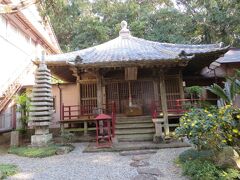 最御崎寺は、室戸岬の頂上にあります。
金剛頂寺が「西寺」と呼ばれているのに対して、こちらは「東寺」と呼ばれています。

お堂が並ぶ道を、本堂へと向かいます。