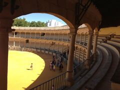 わ〜！　これが闘牛場かぁ！

ロンダの闘牛場は、スペイン最古の闘牛場のひとつだそうです。


