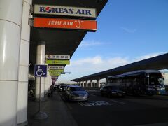 電車でたどり着いたのは金浦国際空港。
かつてソウルの国際空港だった金浦国際空港今は国内線が主となっている。

大阪伊丹＝金浦国際空港
関空＝仁川国際空港

みたいなものか・・・