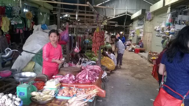 村の市場にて豚肉屋さんです｡