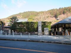 千里中央に戻ってレンタカーを借りて、続いて勝尾寺へ。
車かバスで行くのがよく、千里中央から10km。
拝観目安は30分。