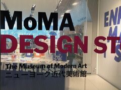 表参道にある「MOMAデザインストア」です。

まずは、世界のデザインをご堪能あれ。
