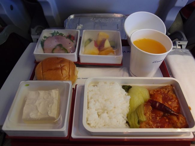 この旅２食目、機内食。