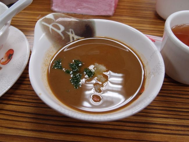 つけだれはゴマペースト・ニンニク・にらペースト・などから自分で作るのですが1回目のお店のお姉さんが作ってくれました。