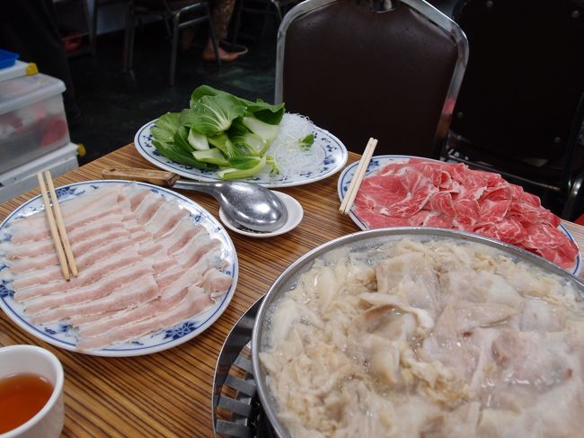 3人だったので中鍋を頼んだはず。お肉は2種類選べるので白肉（豚の三枚肉）と羊肉を選びました。<br />出汁をとるためか小さなえびとかシイタケとかたくさん沈んでました。<br />それも含めて具だくさん。満腹！おいしかったー１